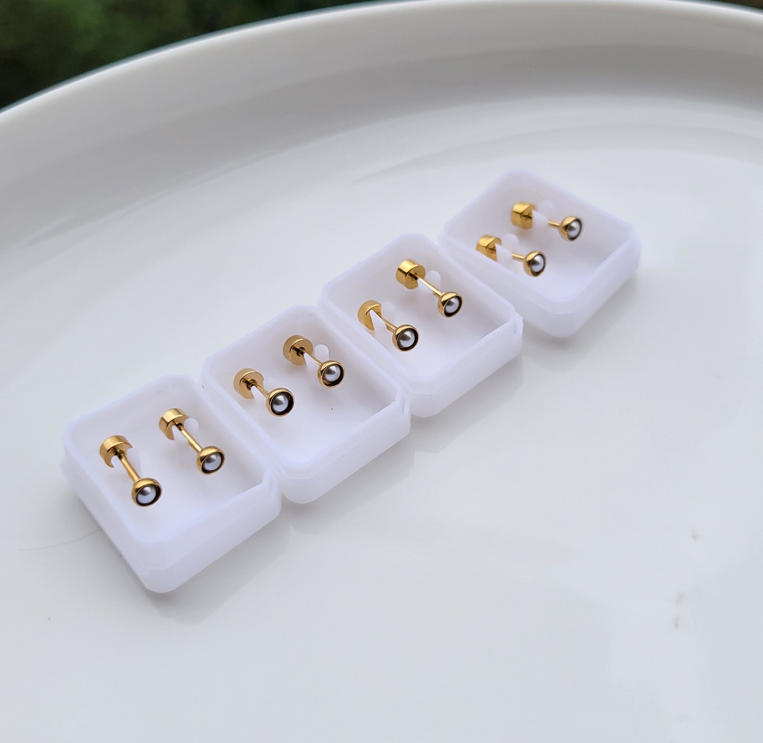 Pearl screw studs image