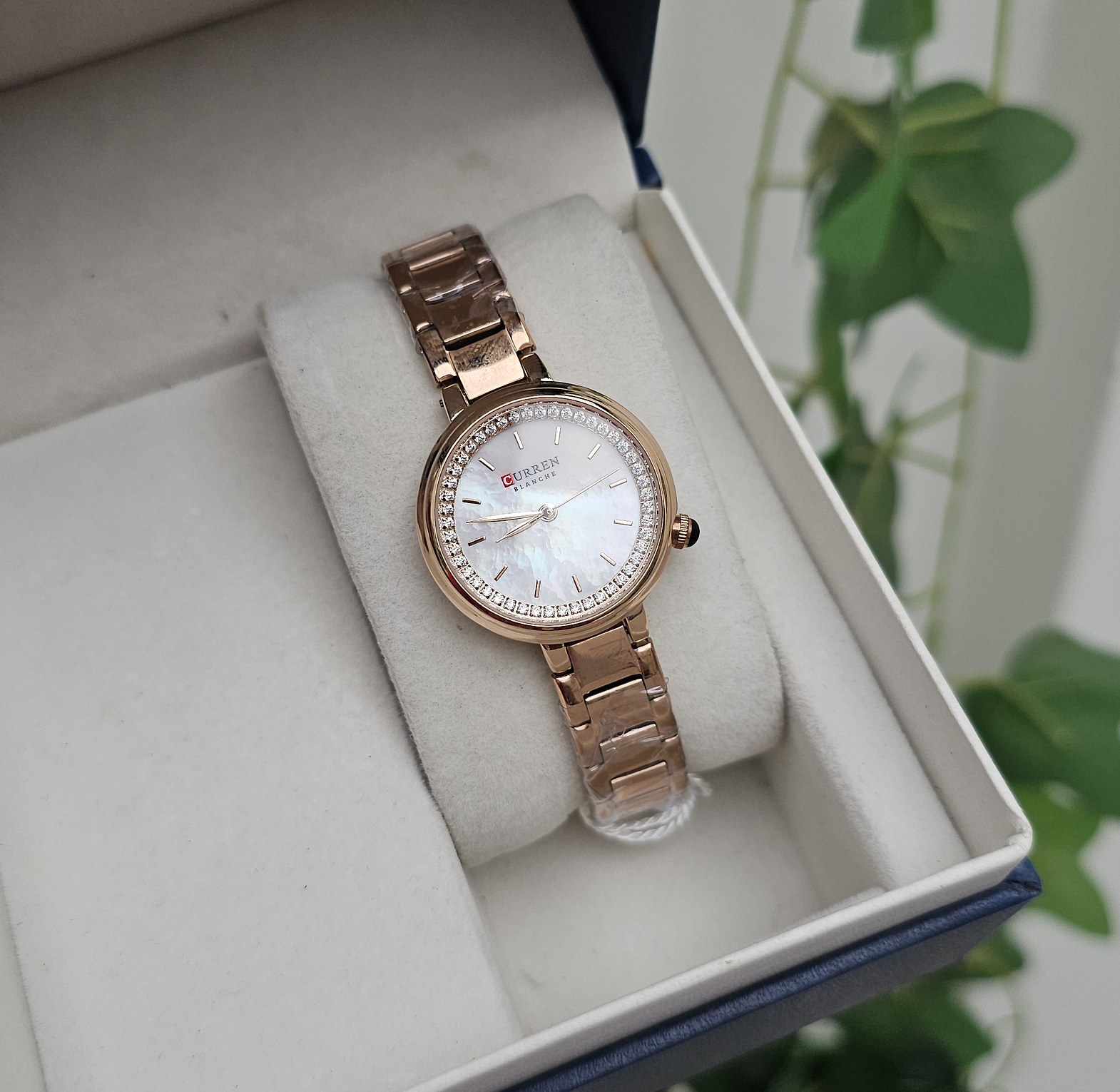 Round curren classic small face watch image