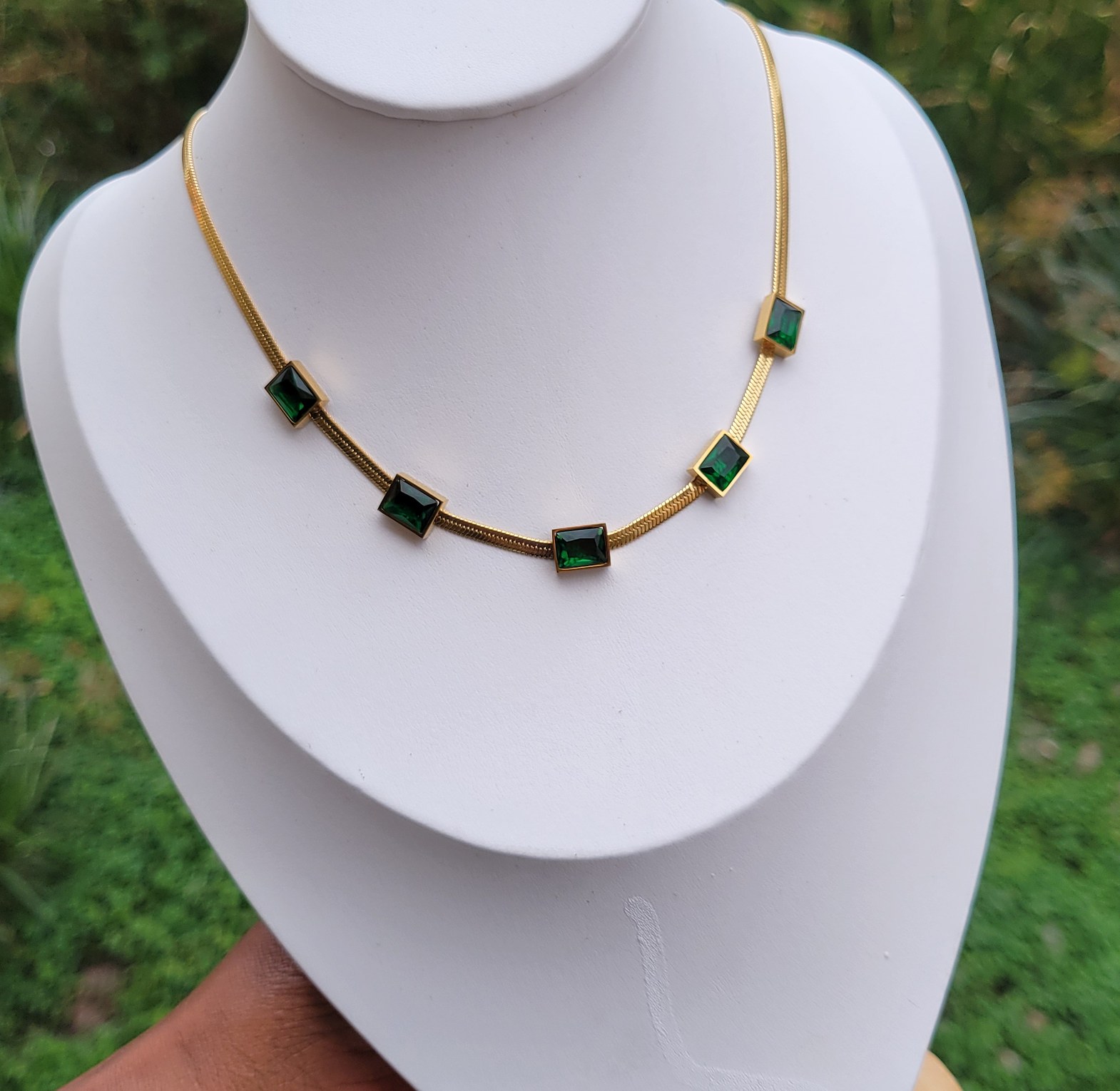 Emerald green choker image