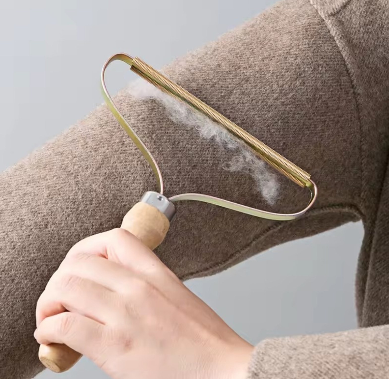 Manual Lint Remover & Portable Fabric Shaver for Woolen Coats, Carpets and Knitwear - Pro Lint Cleaner Tool image