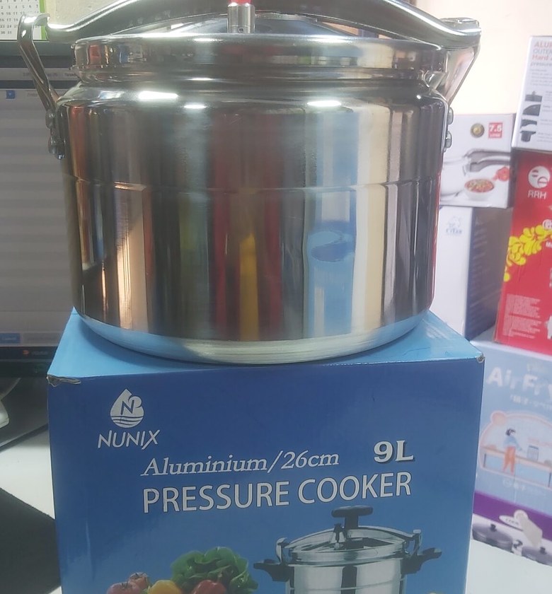 9L pressure cooker image