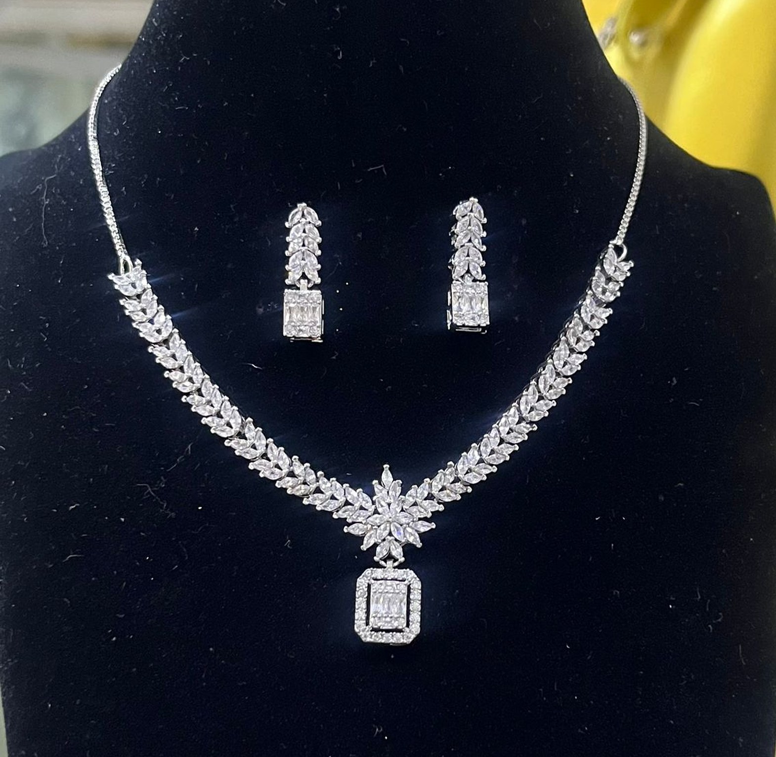 Grand Marquise Emerald-Cut Ensemble image