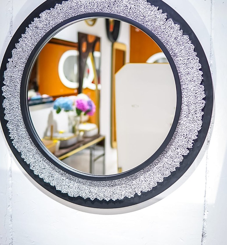Mirrors image