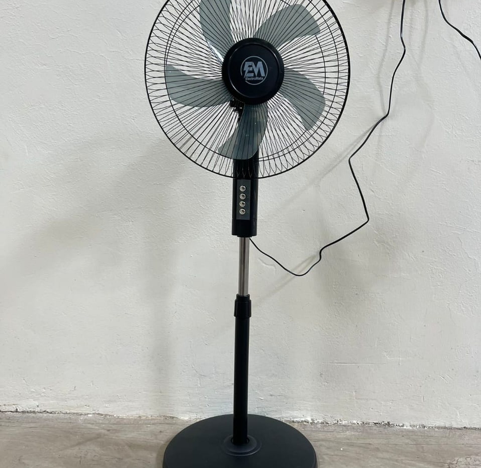 Automatic Free Standing 16-Inch Fan image