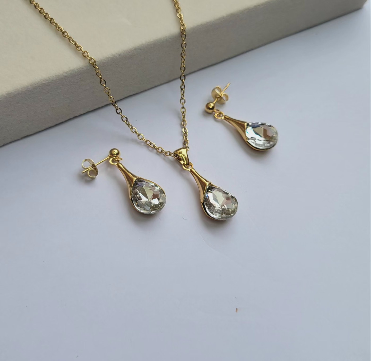 Opulent crystal set image
