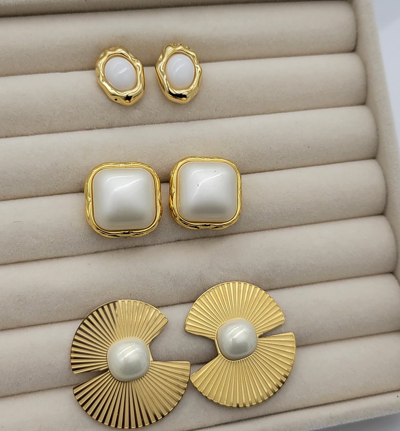 Pearl stud image