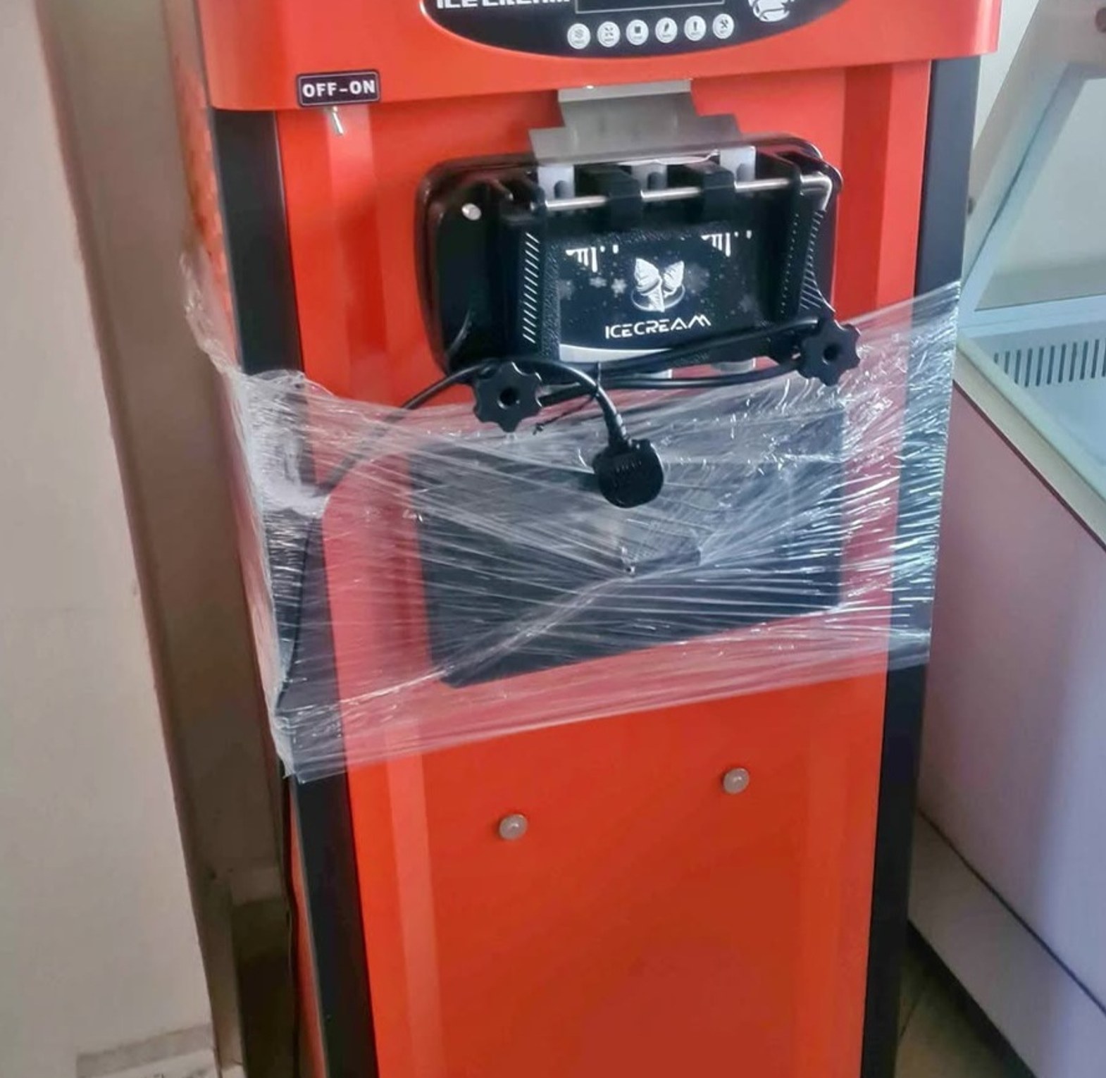 Ice cream machine with stand image