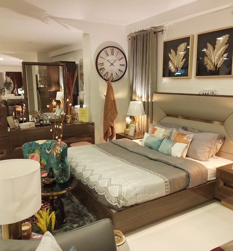 Bed set + 2 night stands image