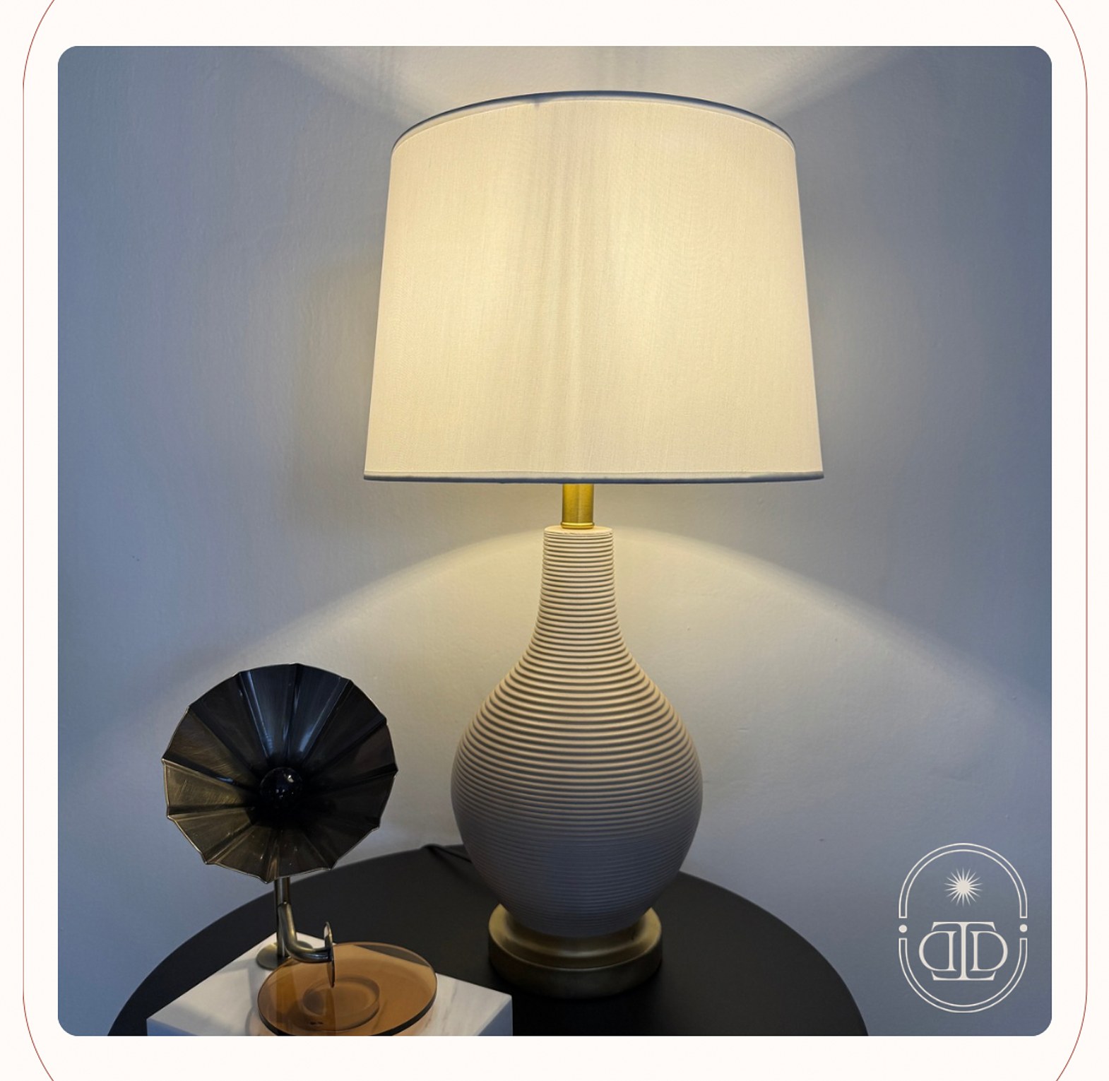 Ribbed minimalist table lamp. image