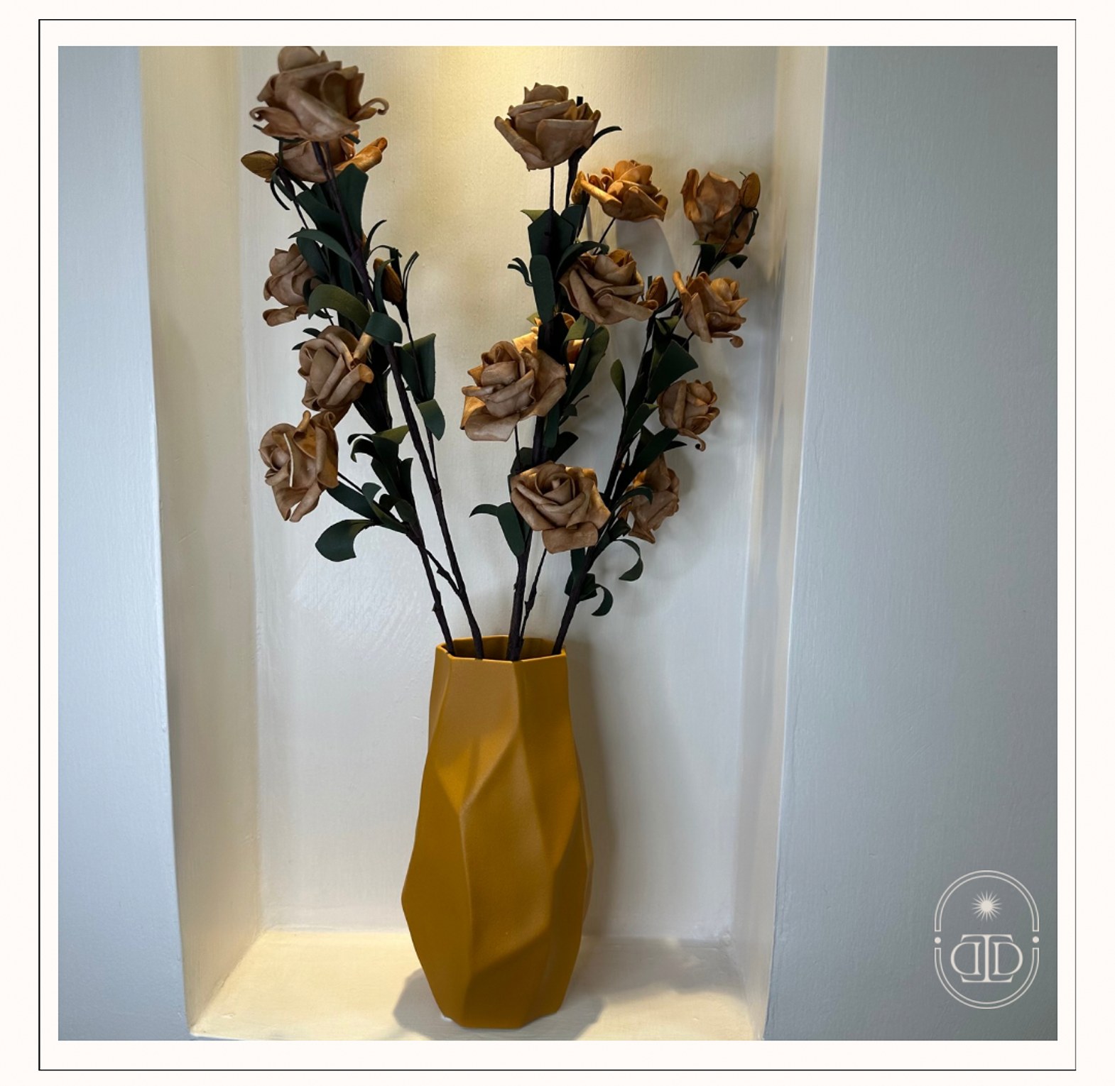 Irregular shape flower vase (matte finish) image
