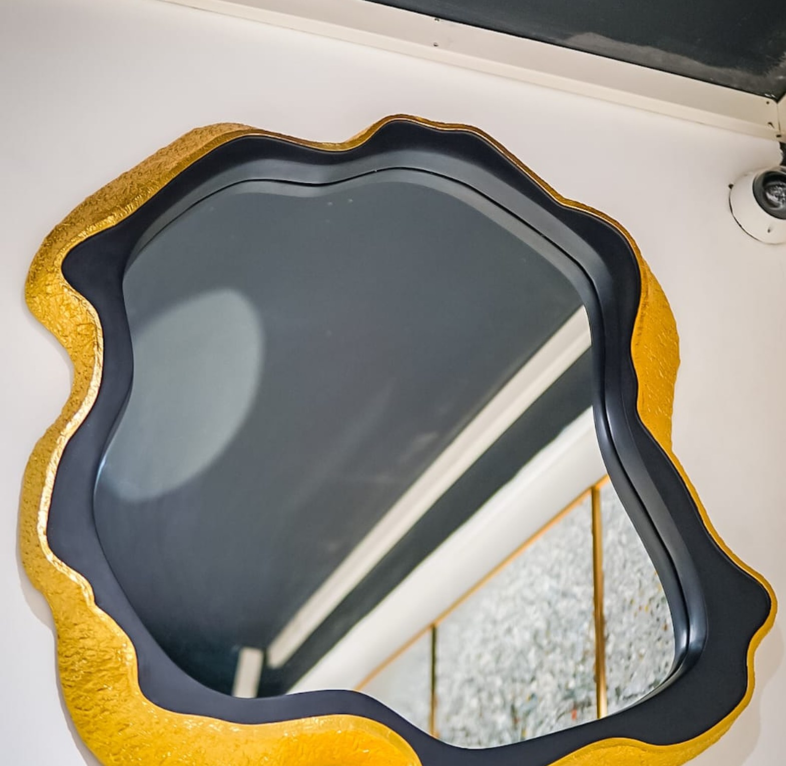 Mirrors image