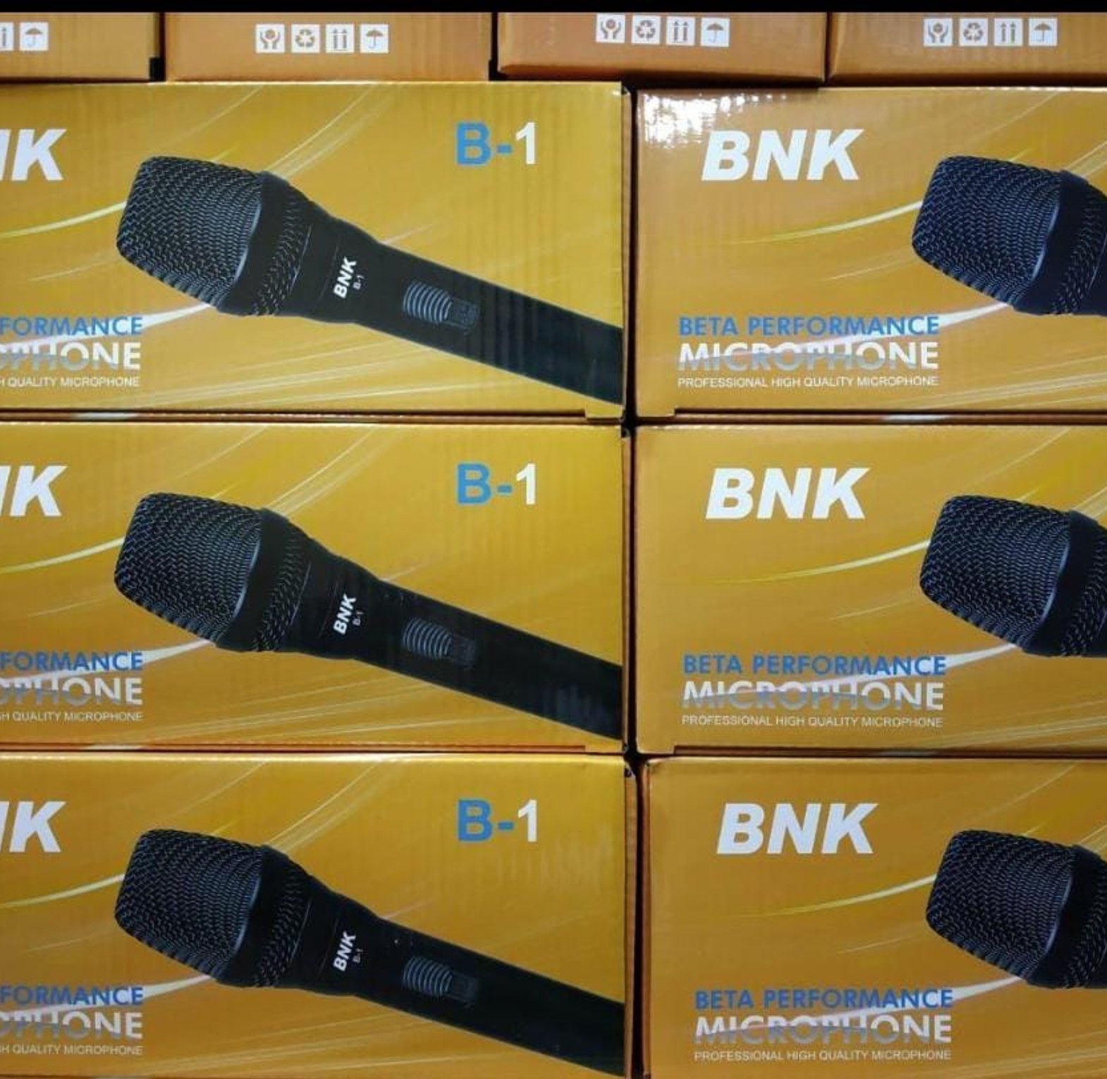 BNK B-1 Wired Microphone.  image