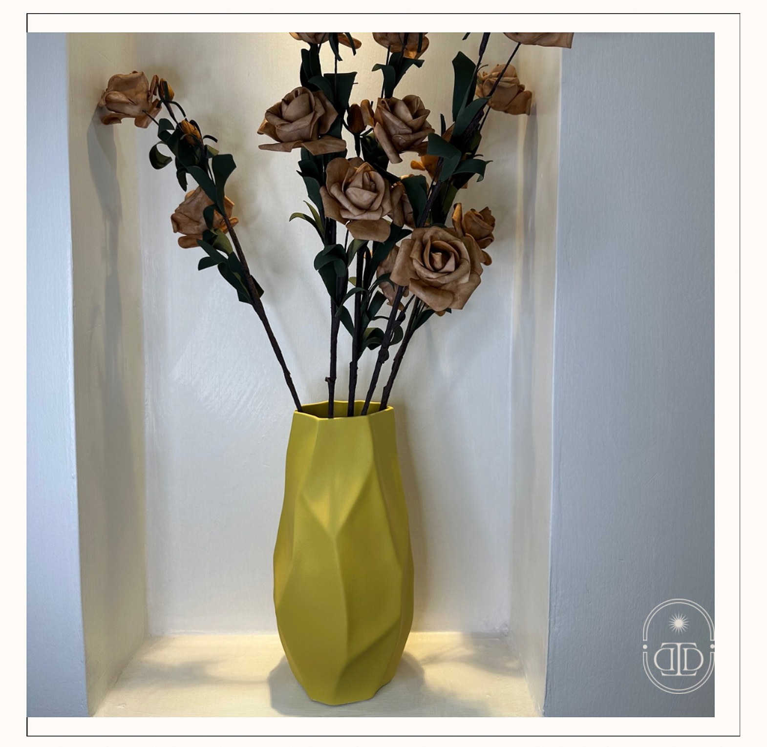 Irregular shape flower vase (matte finish) image