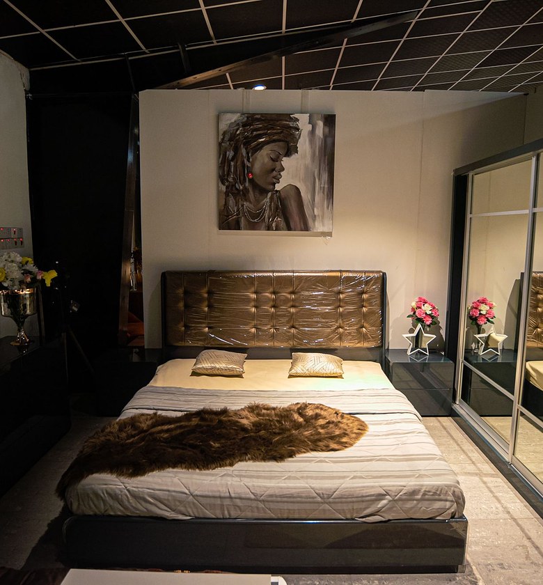 BED 180X200 CM +2NIGHT STANDS image