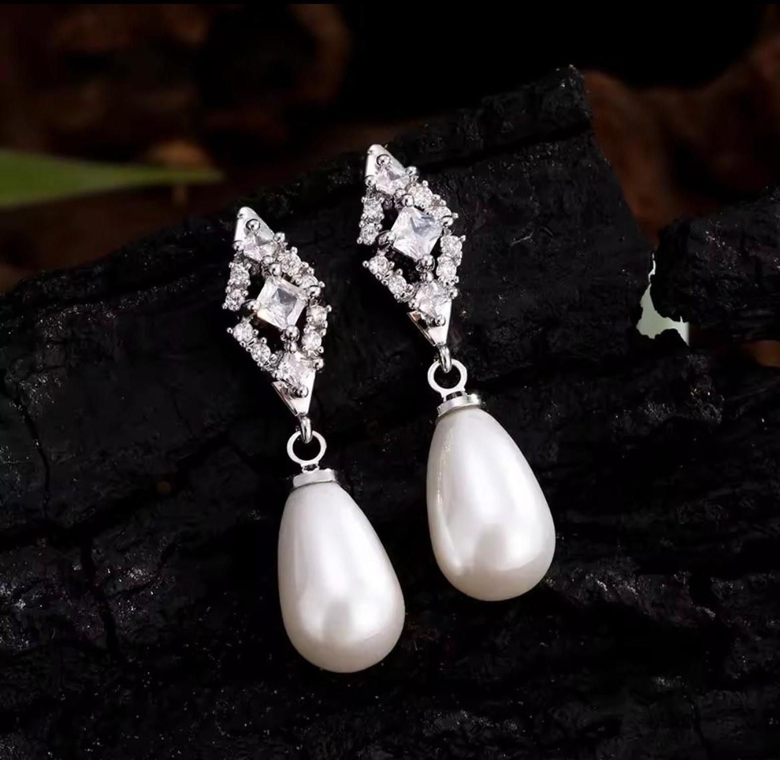 Deco Rhombus Pearl Drops image