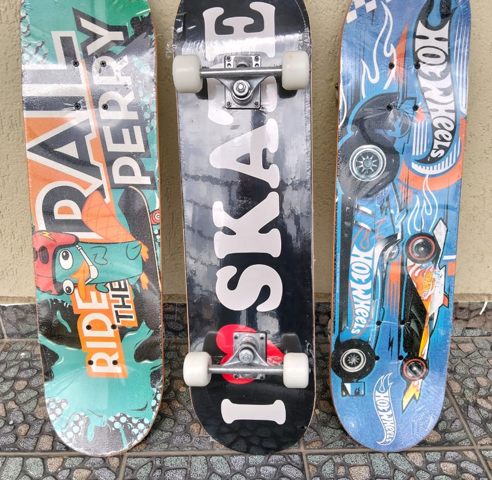 Skateboard with PU Wheels image