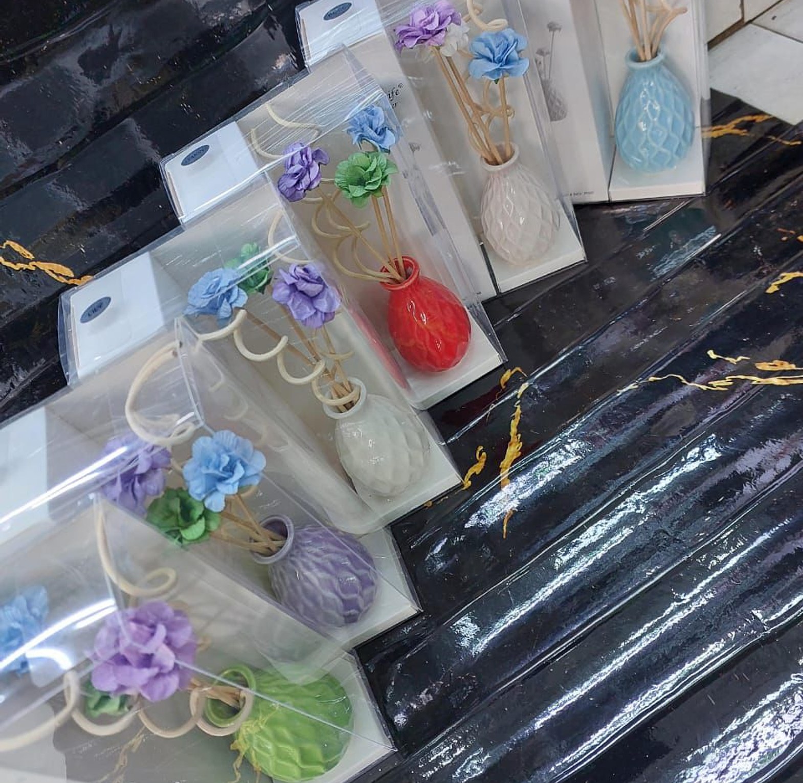 Decorative Flowers & Ceramic Vase Reed Diffuser image