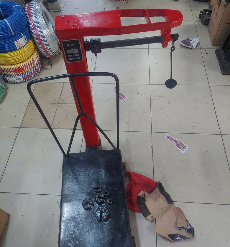 Avery mechanical weighing scale  image