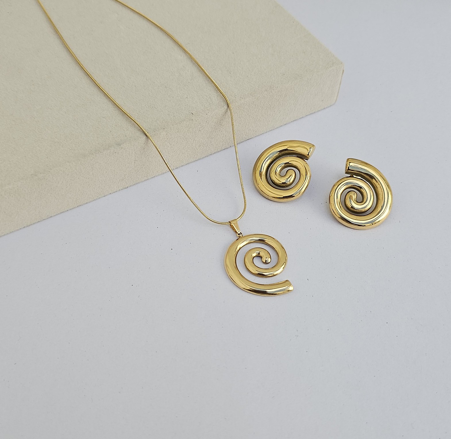 Cedis spiral set  image