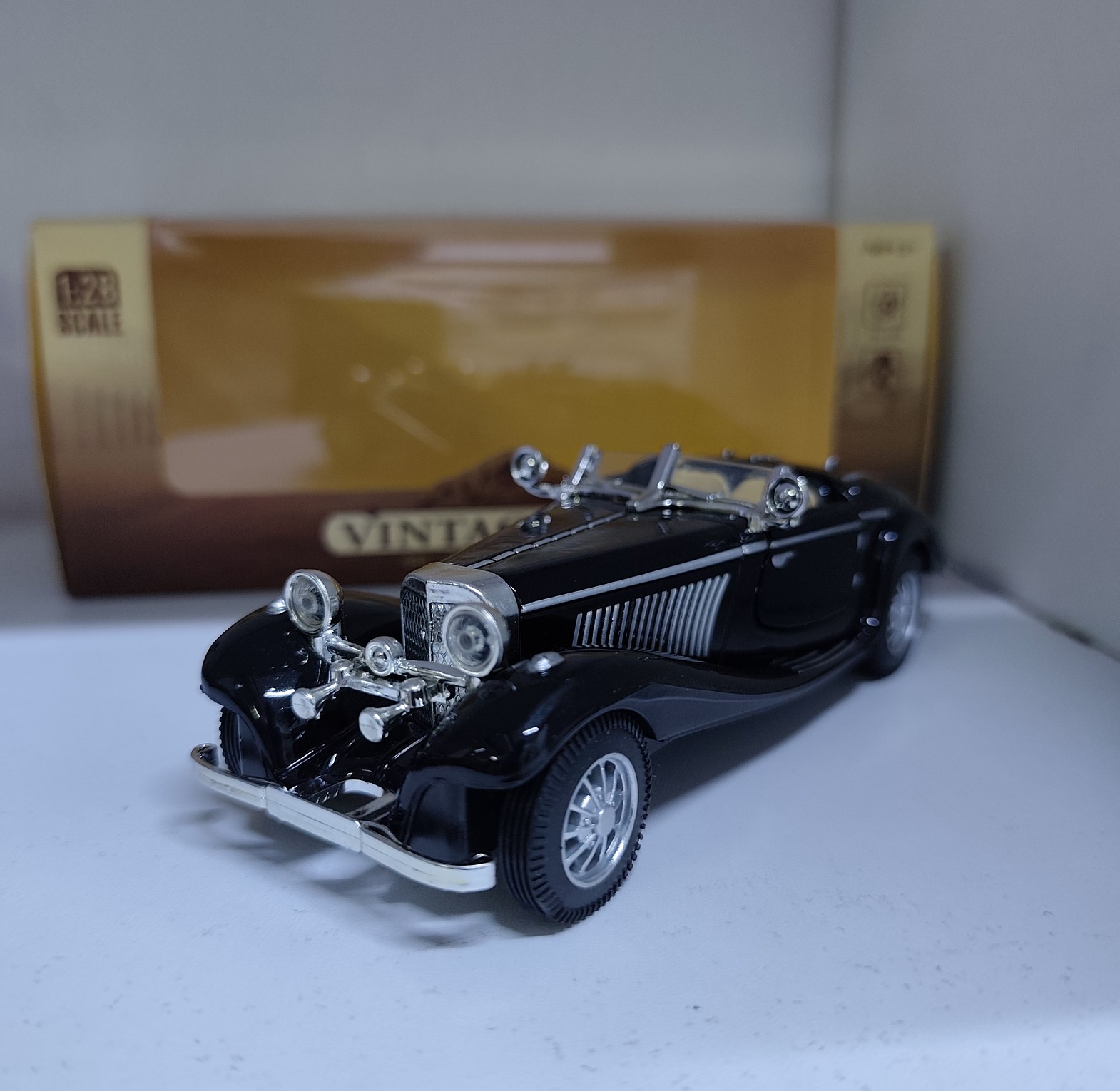 1:28 Scale Vintage Classic Car Die-Cast Model - Premium Collectible Decor image