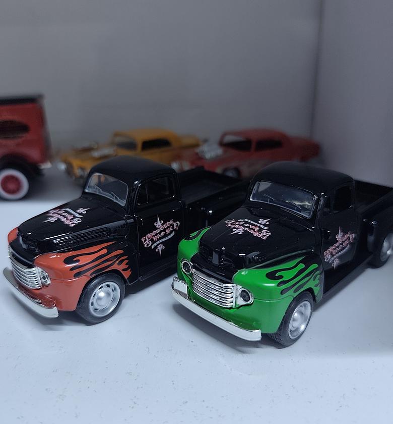 Vintage Die-cast Pickup Truck Toy with Flame Graphics Durable Metal Model Car for Kids and Collectors image
