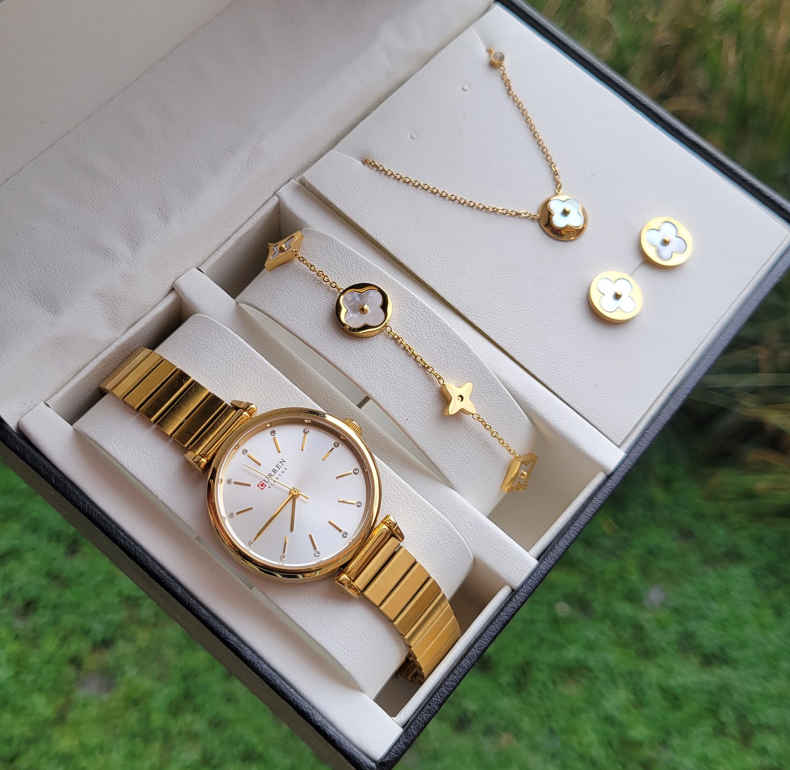 Gold watch set image