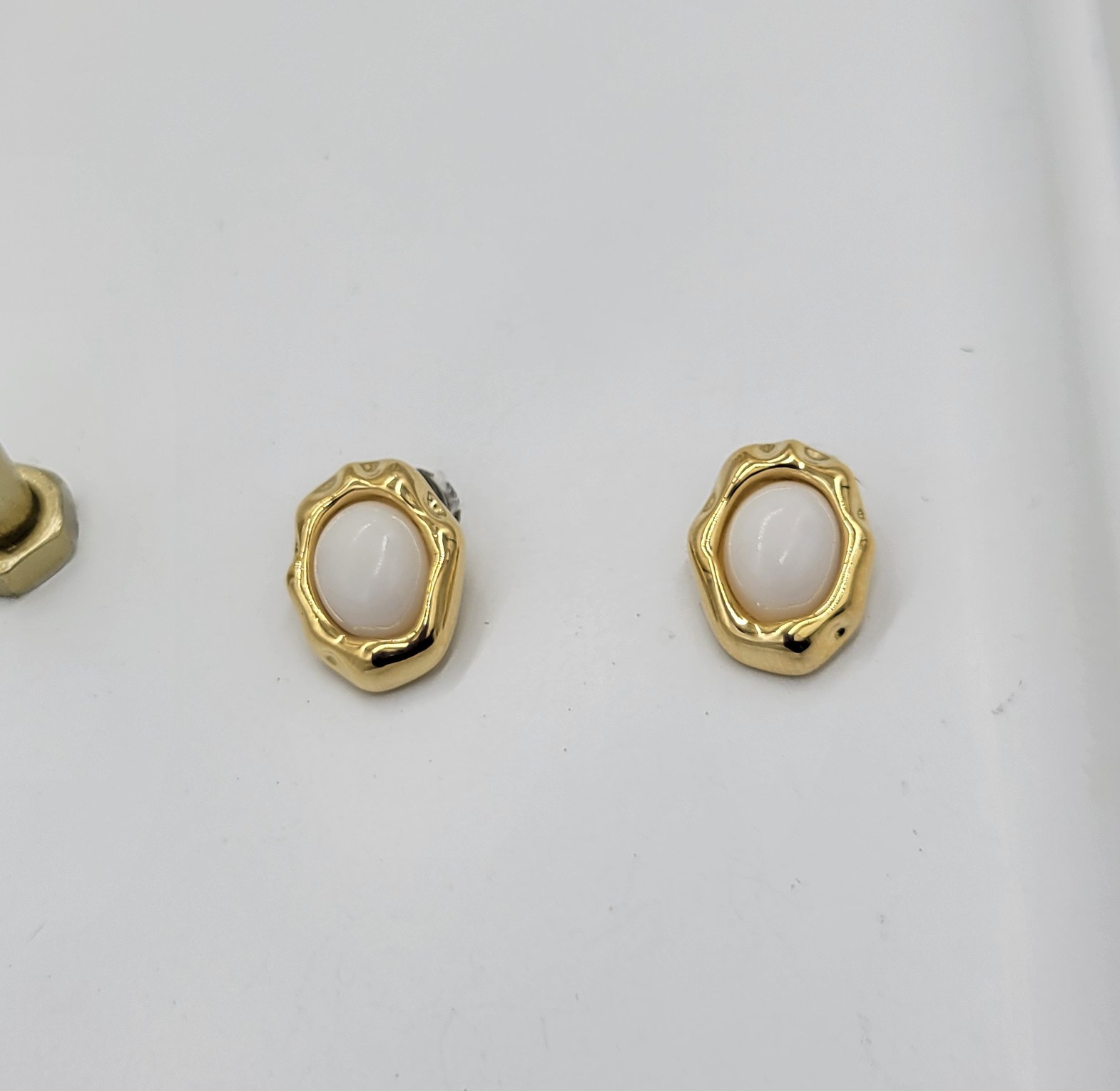 Pearl stud image