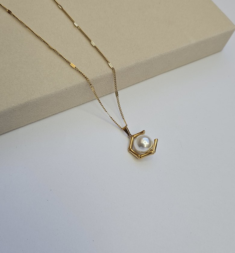 Artsy pearl necklace  image