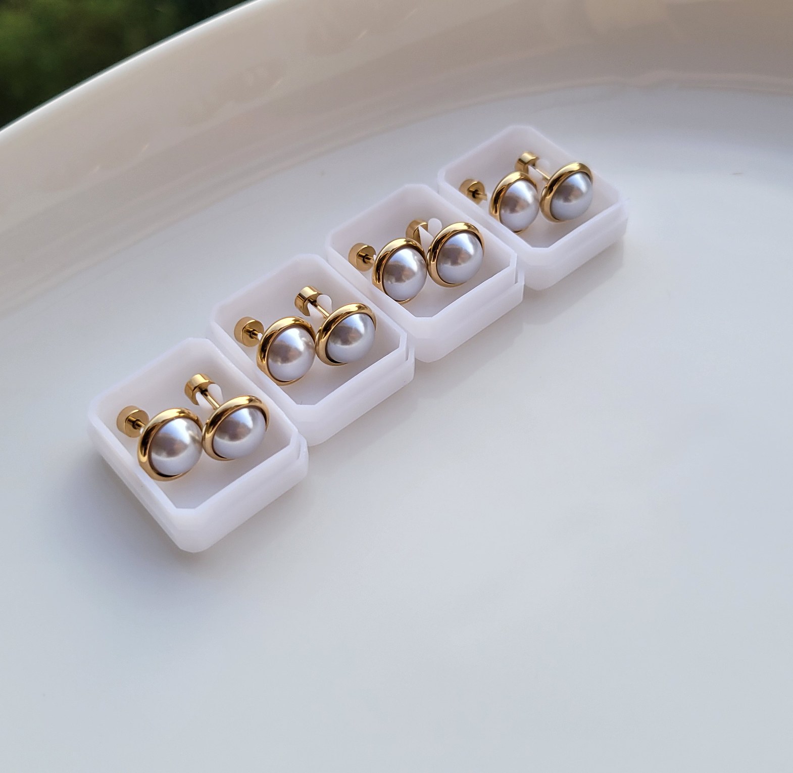 Pearl screw studs image