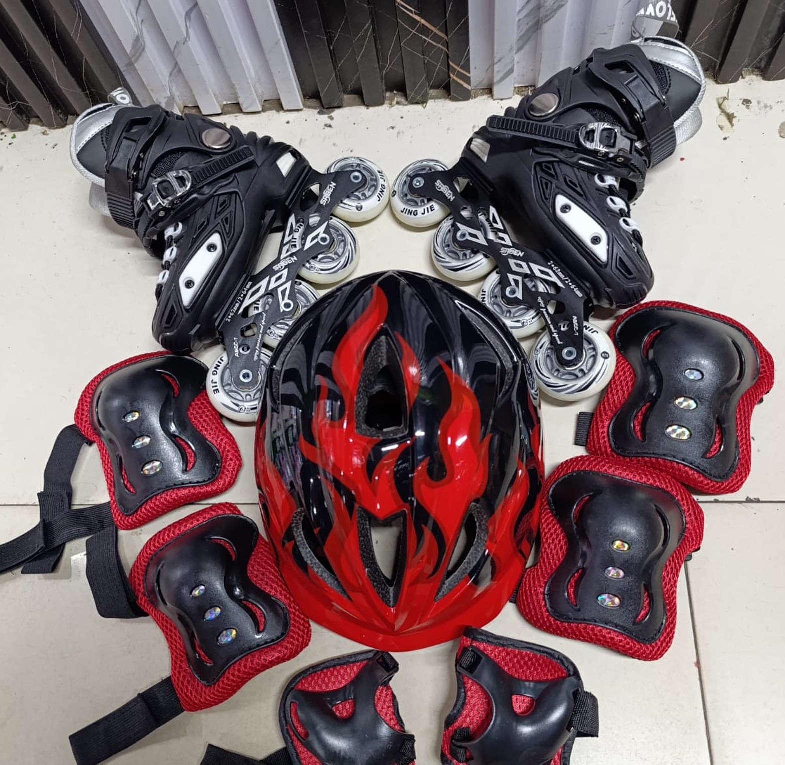 Full set hard boot  skates with rubber wheels All wheels glowing size 29 to 40 image