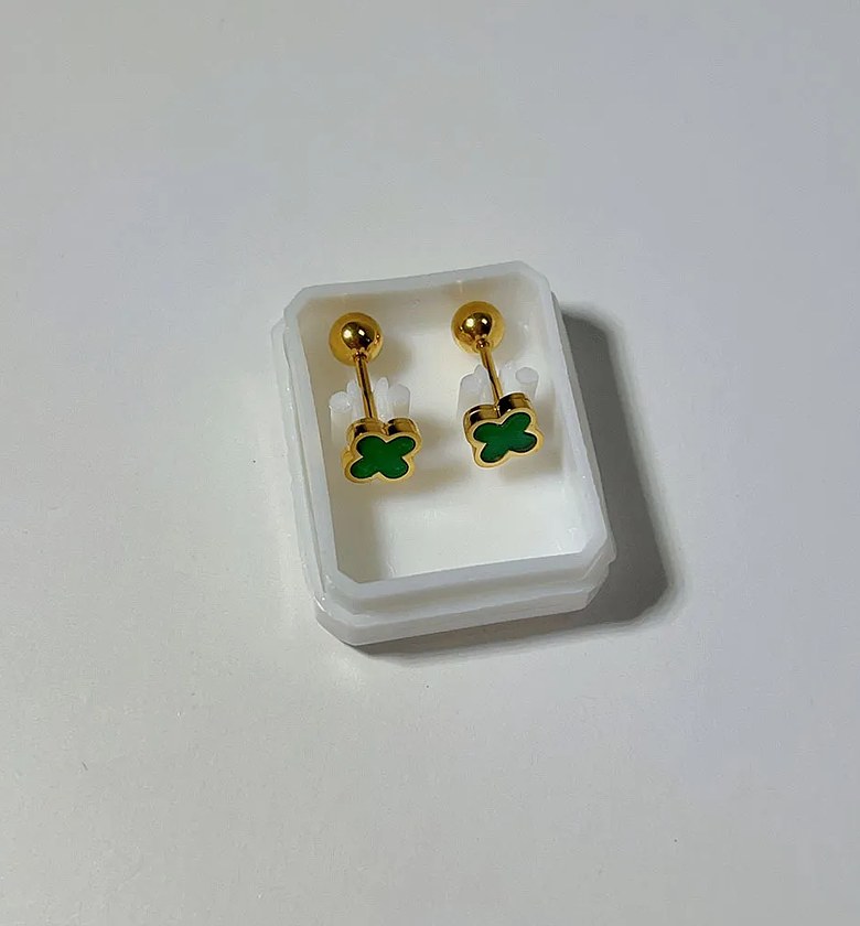 Clover studs image