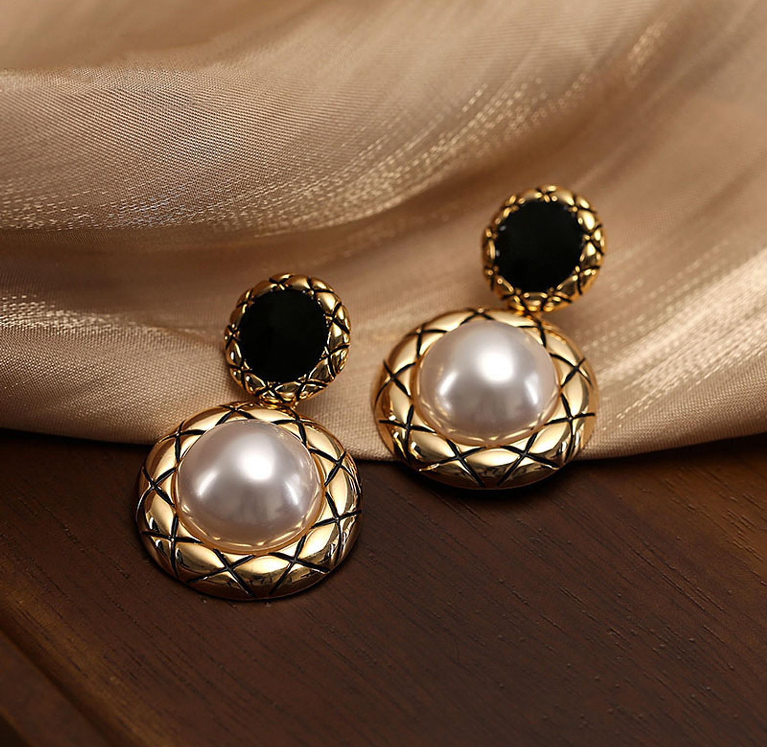 White & black pearl drop earrings  image