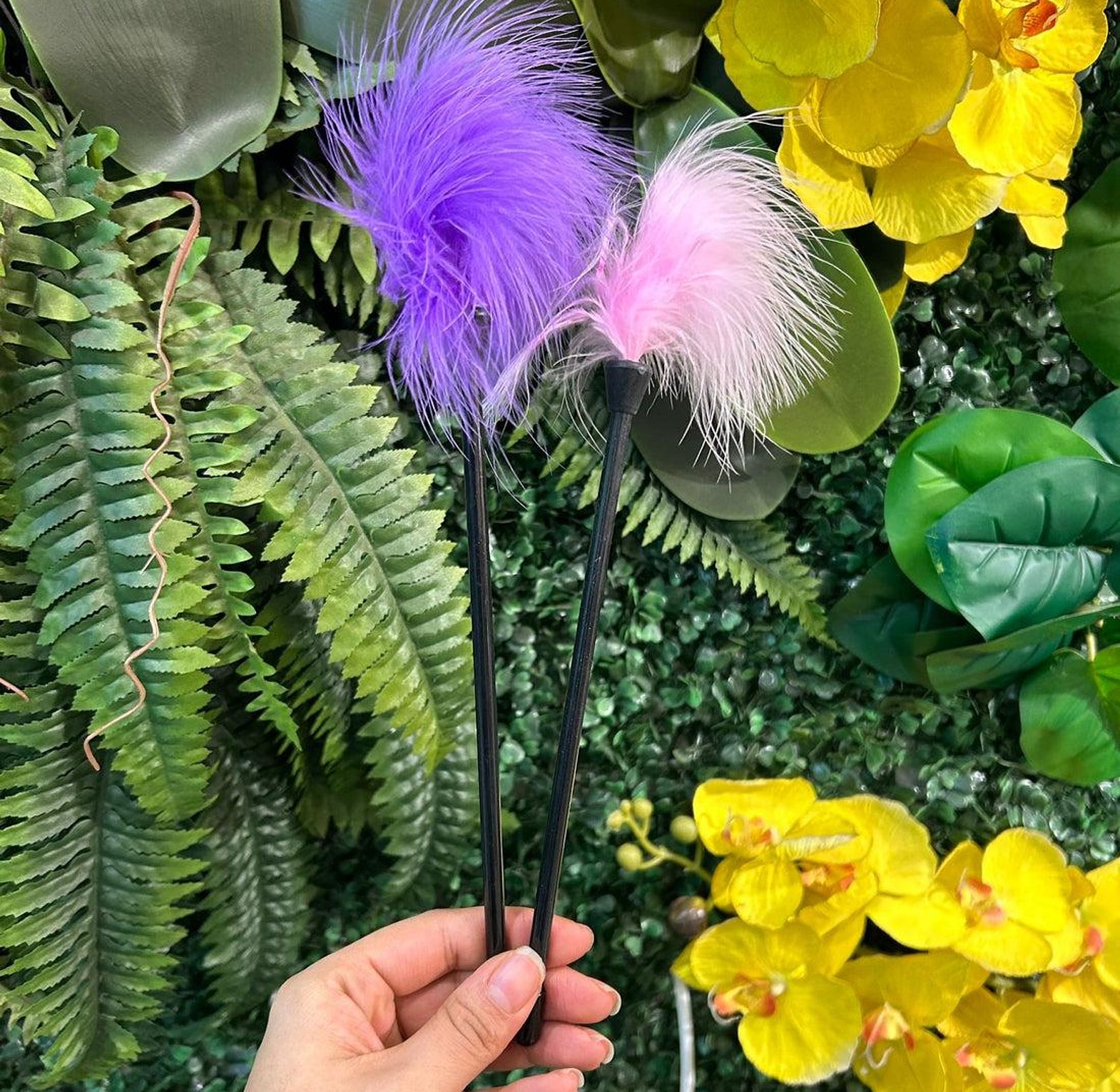 M198-FLIRTING FEATHER image