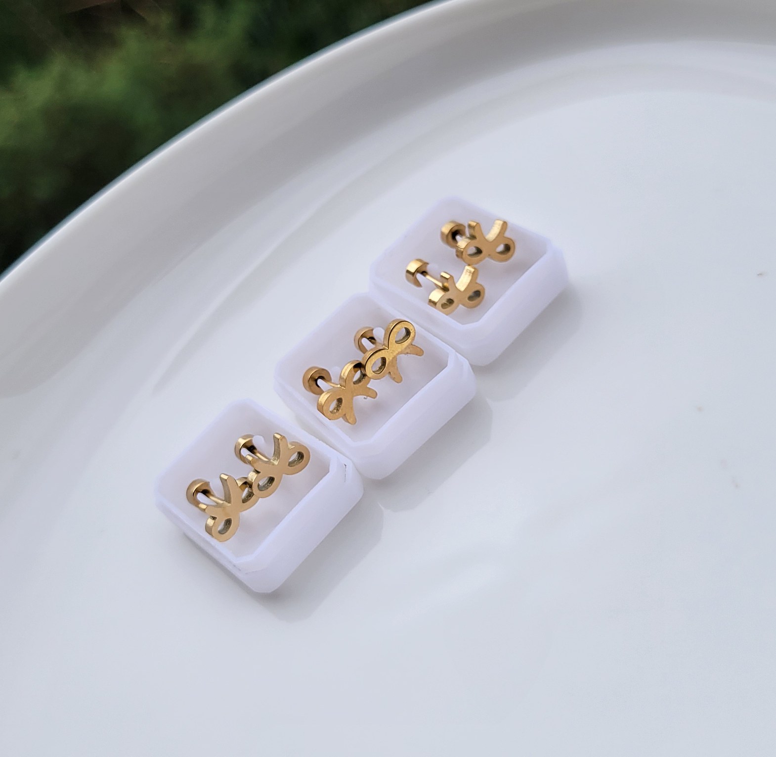 Bow screw studs image