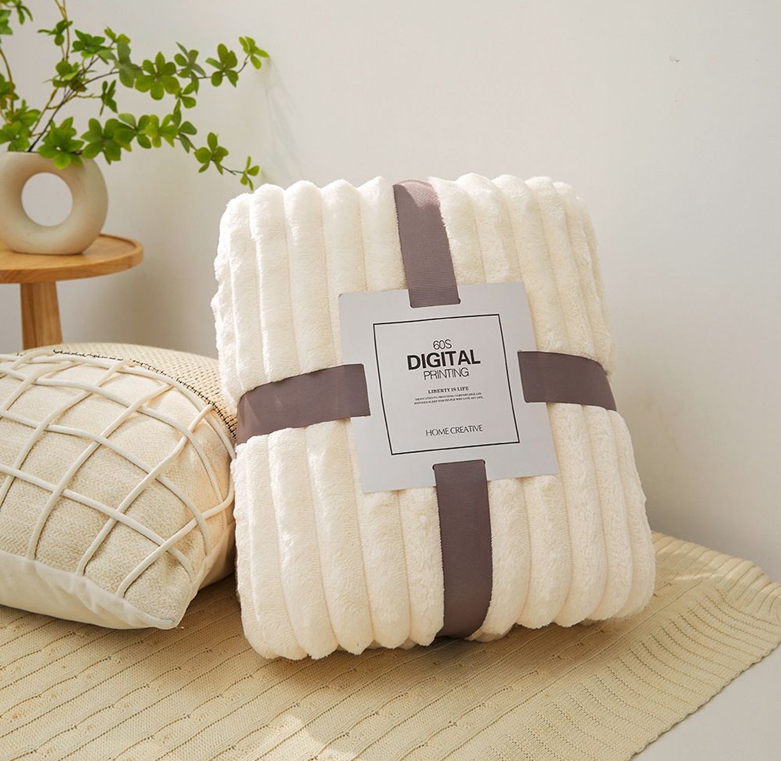 Comfortable Thickened and Warm Soft Plush Throw Blanket Bed Cover image