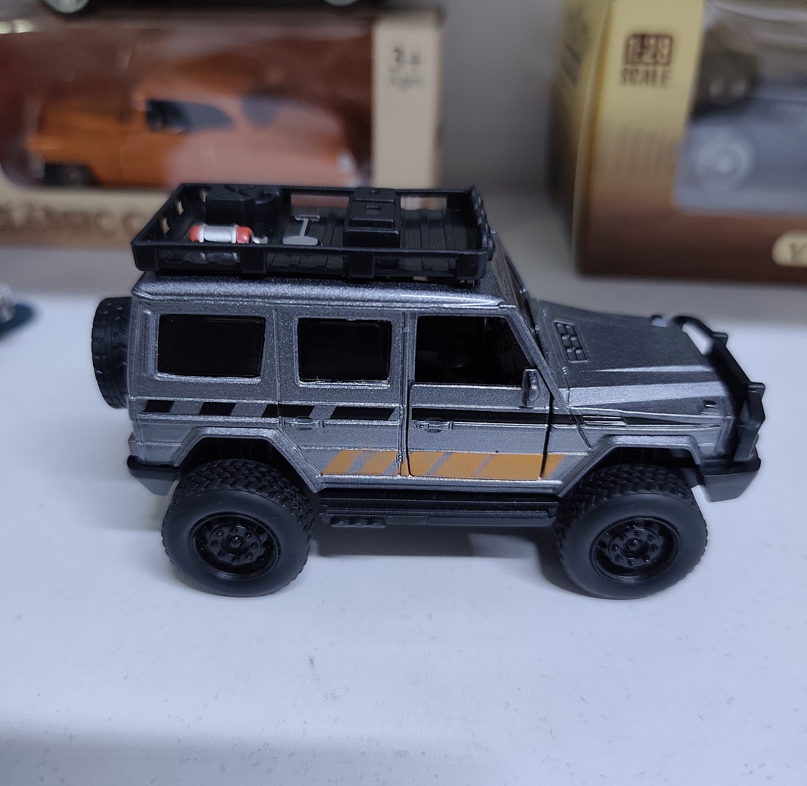 Diecast Metal Offroad SUV Toy Car Model 1:28 Scale Heavy Duty Alloy Collectible Vehicle image