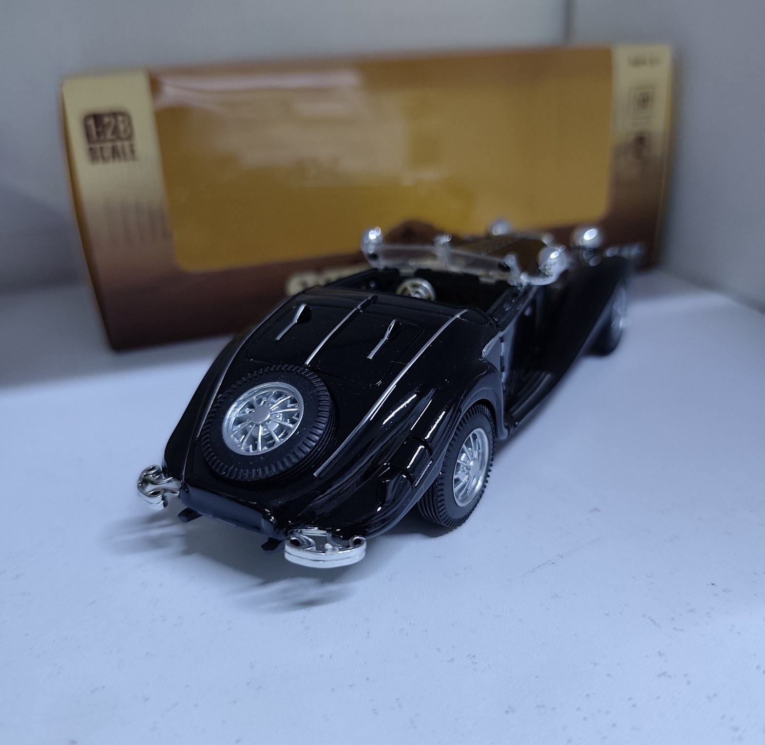 1:28 Scale Vintage Classic Car Die-Cast Model - Premium Collectible Decor image