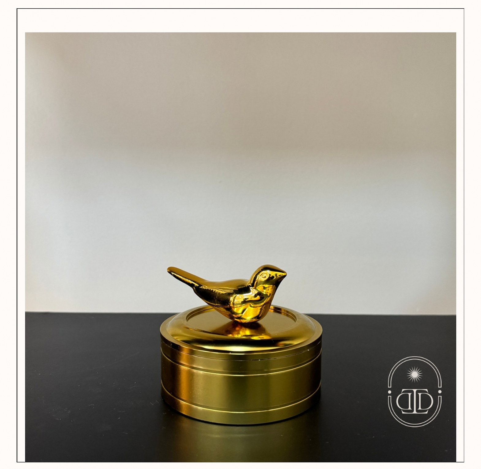 Gold bird jewellery box image