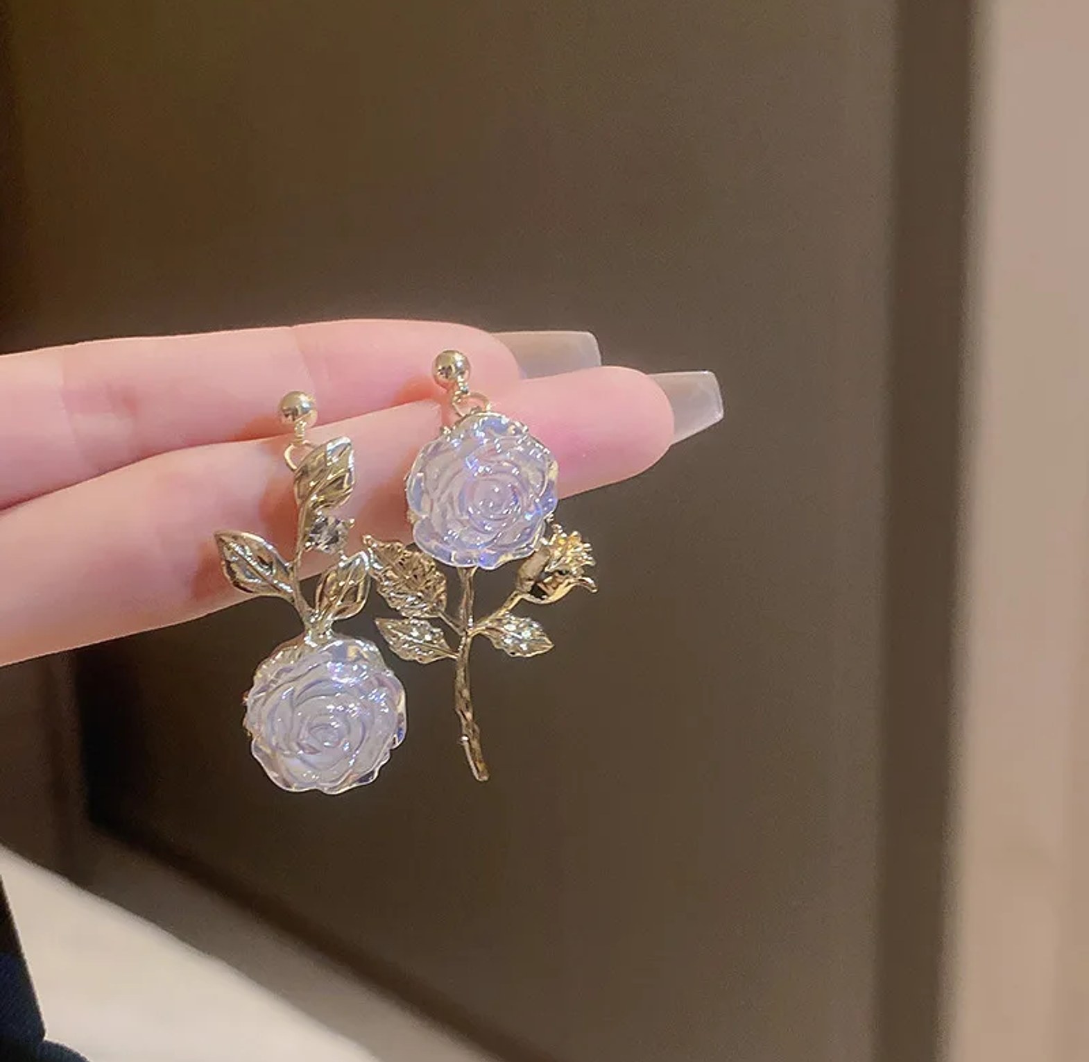 White rose mismatch earrings  image