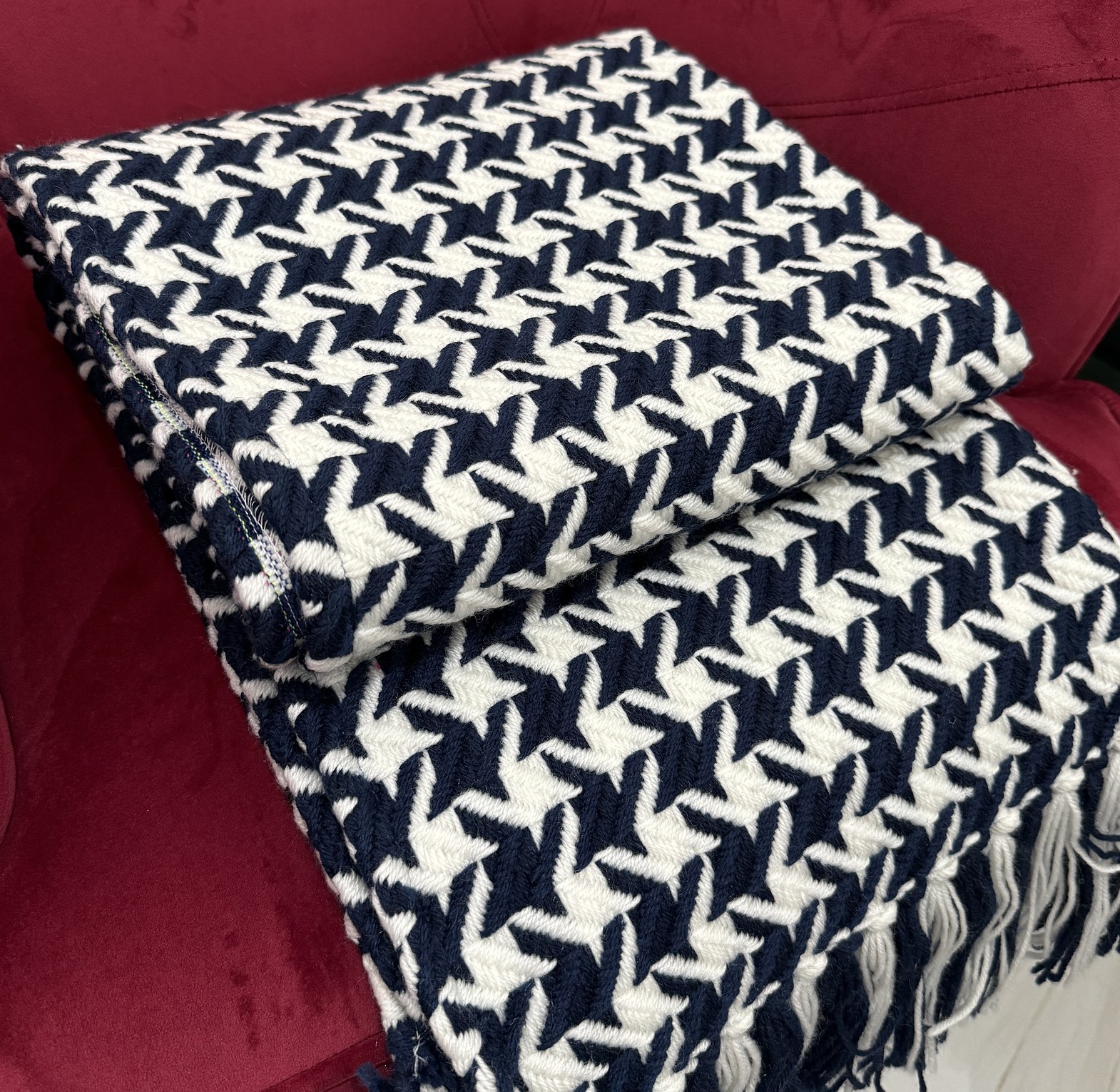 Houndstooth throw blanket (Navy blue and white) image