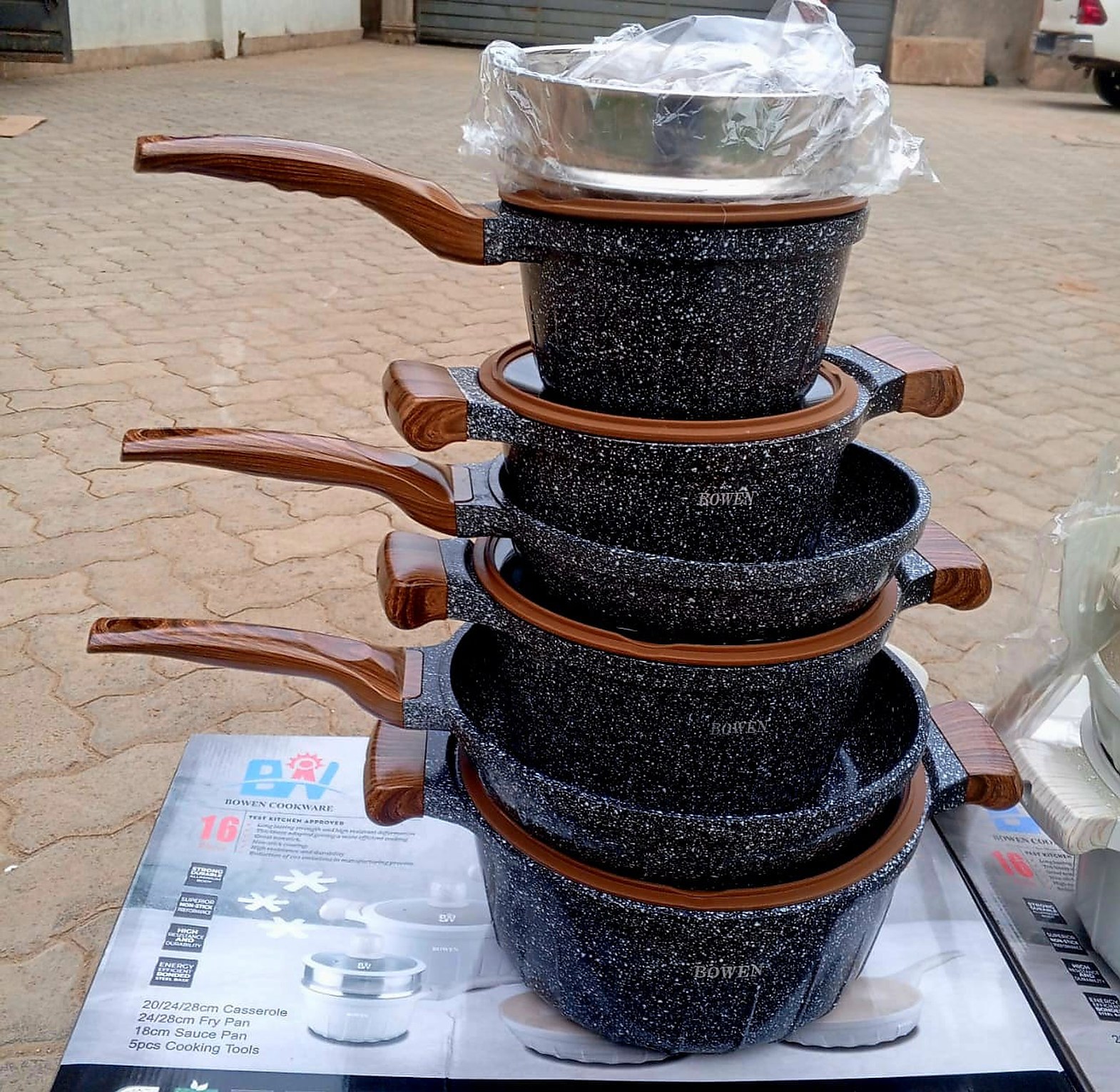 A 16-piece set Cookware Set with a ceramic-marbled non-stick coating.  image