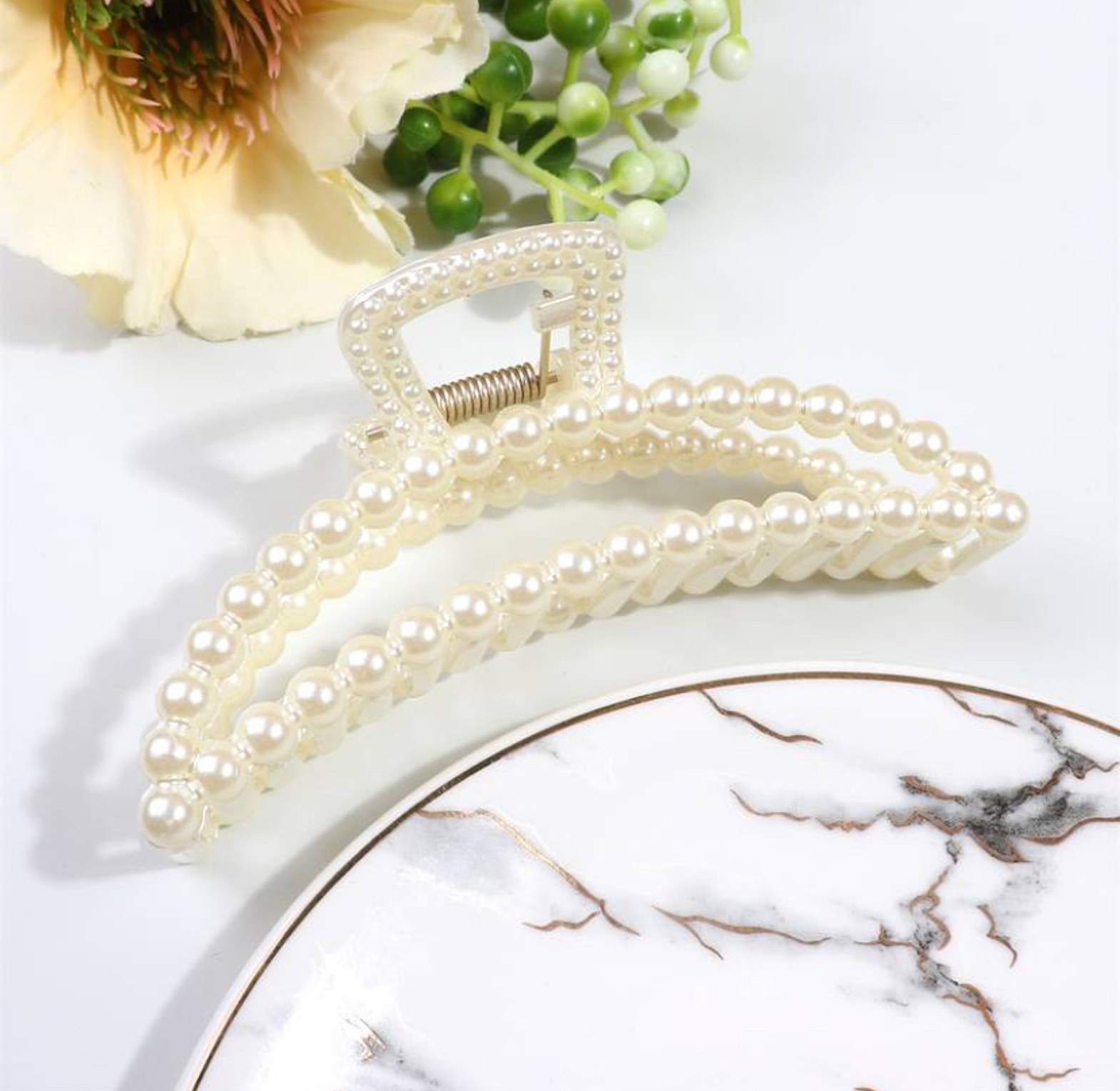 Pearl hair claw clip image