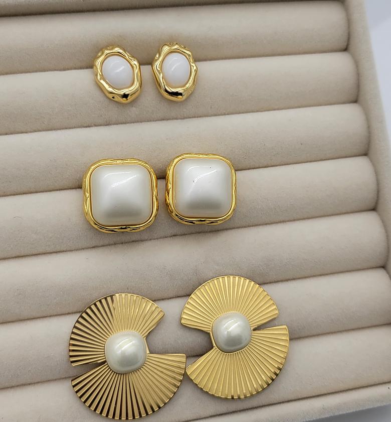 Pearl stud image