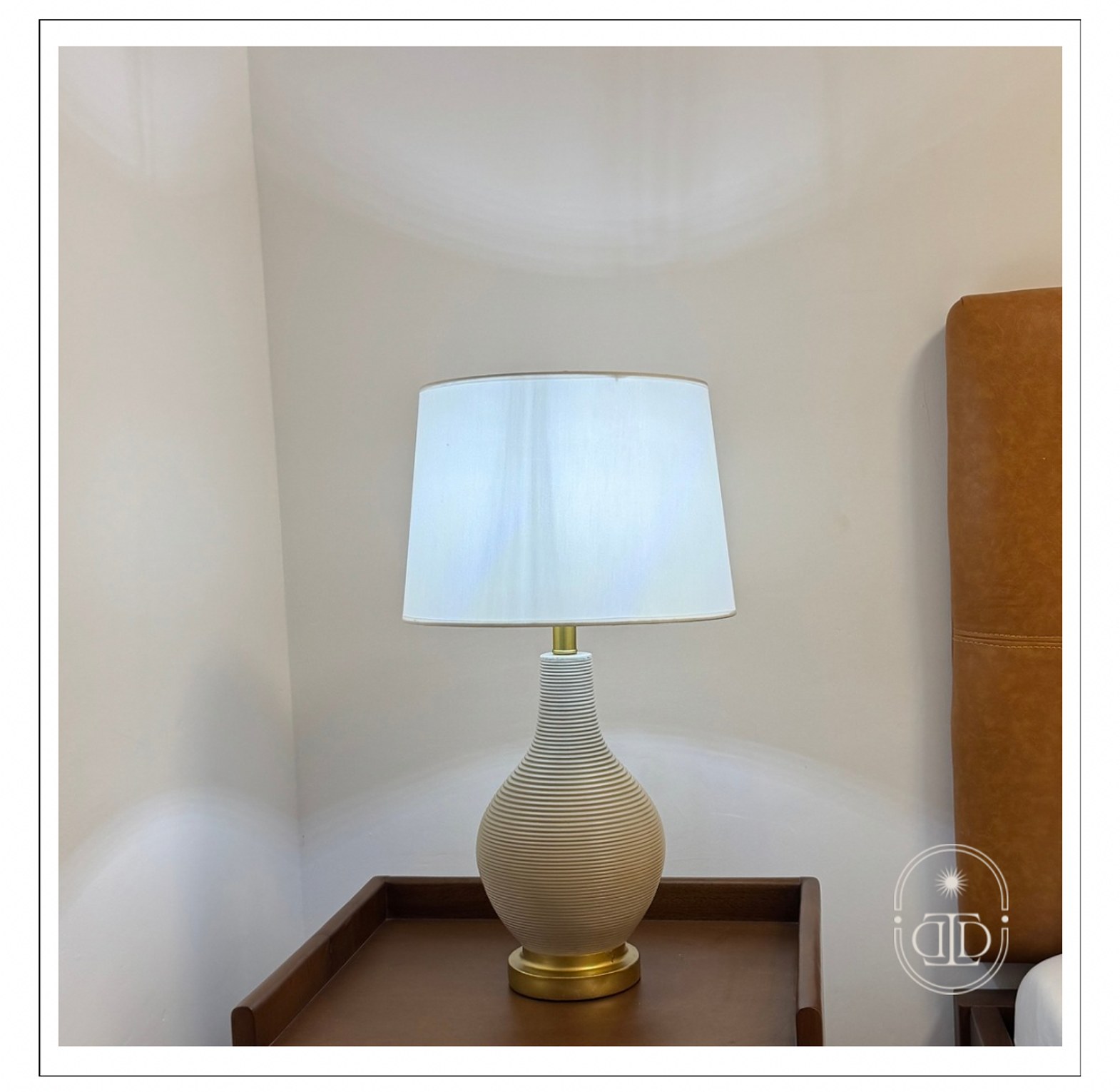 Ribbed minimalist table lamp. image
