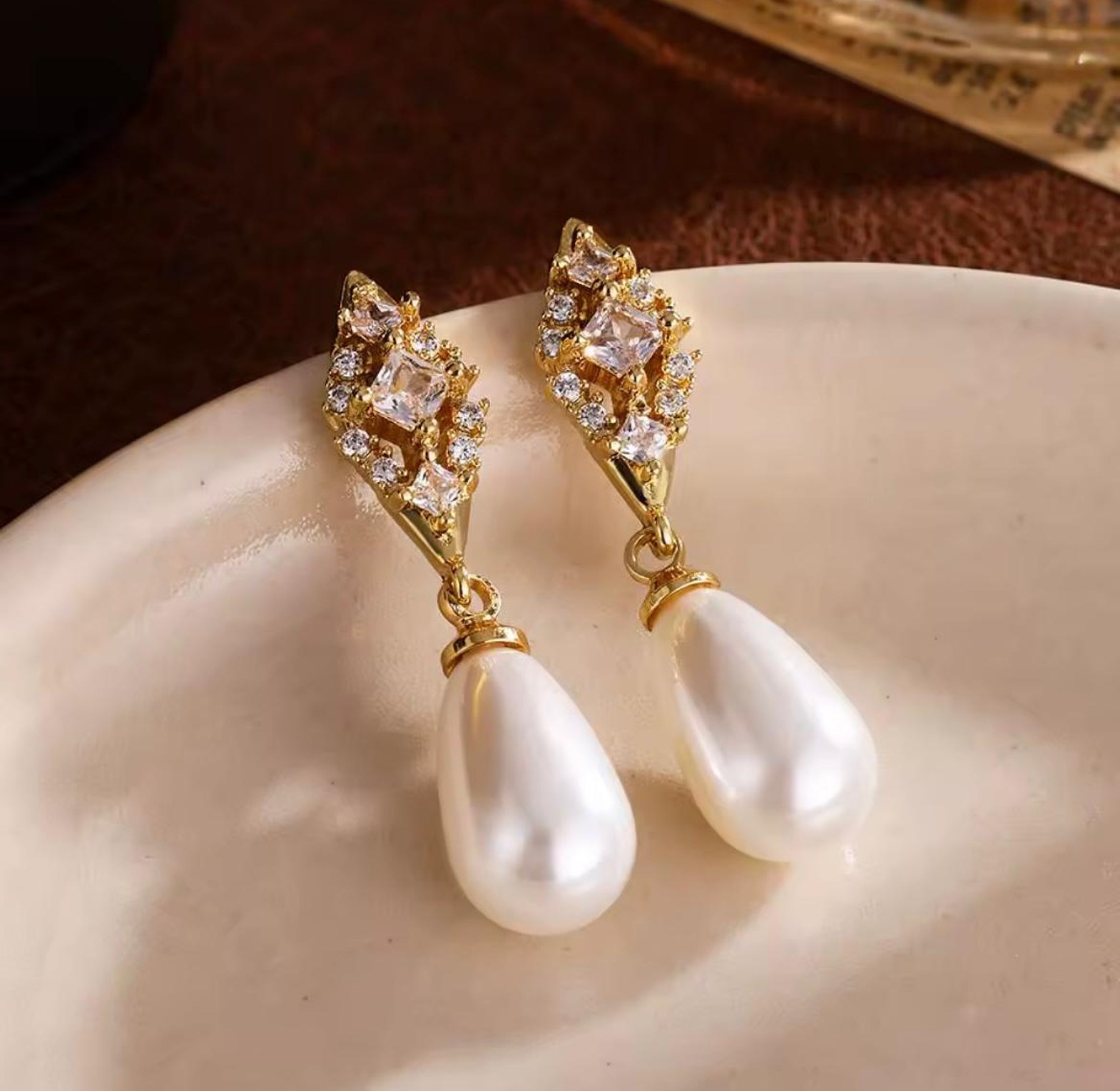 Deco Rhombus Pearl Drops image