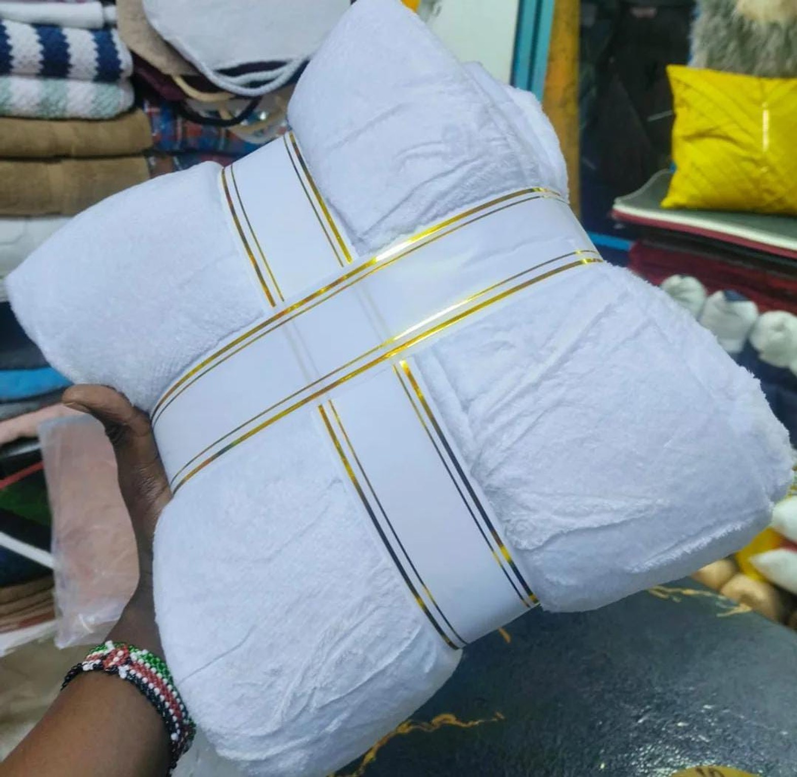 White fleece throw blankets Size:5*6 image