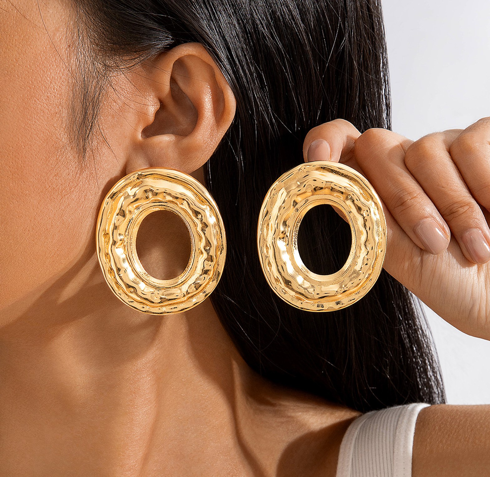 Round hollow earrings image