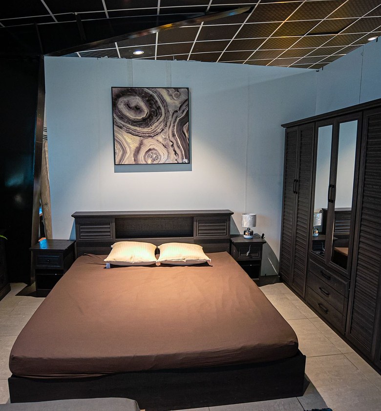 BED 1800X2000 +2NIGHT STANDS image