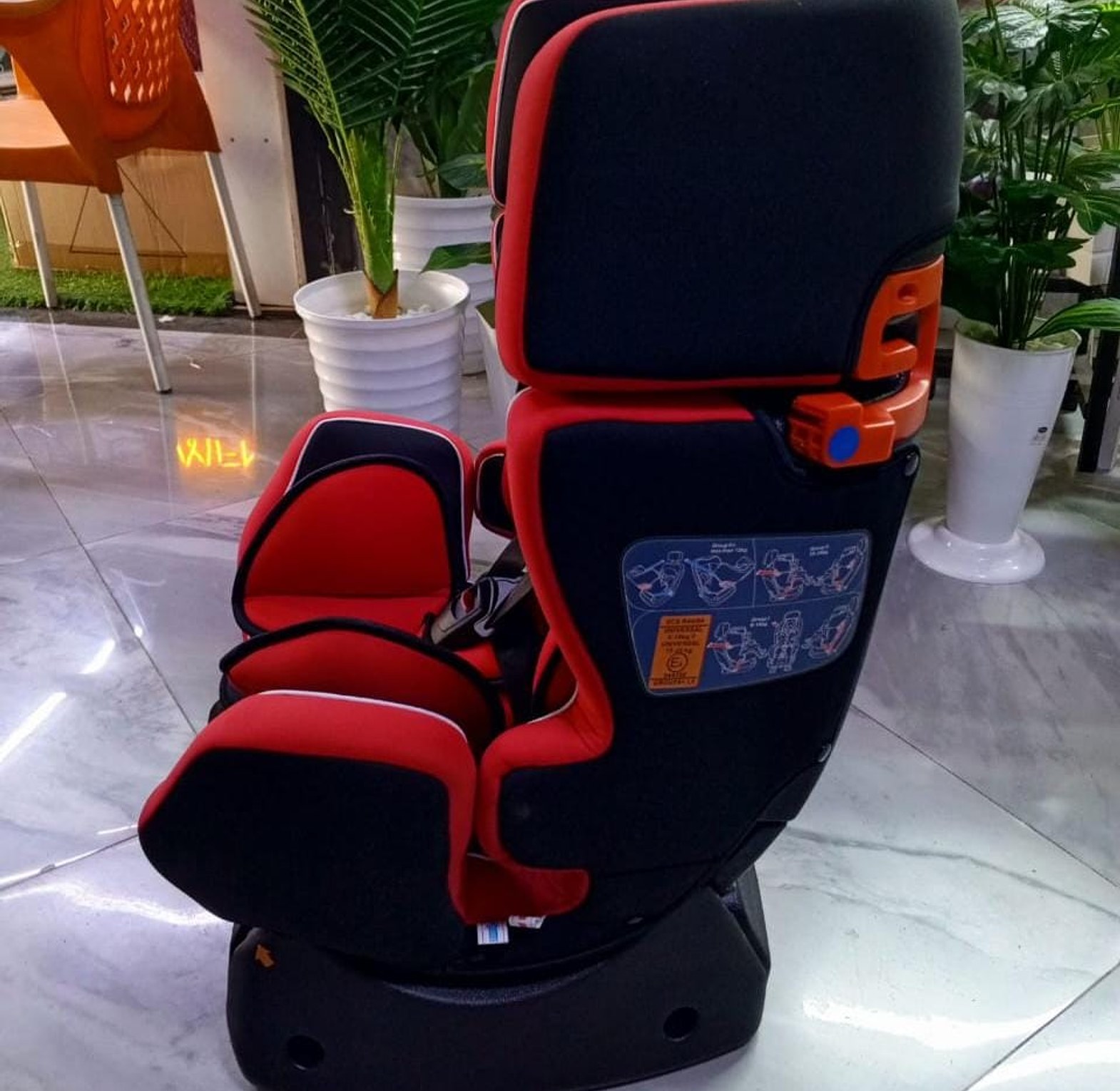 Kids Car Seat. Designed to recline into three positions and can accommodate a maximum weight of 36kgs image