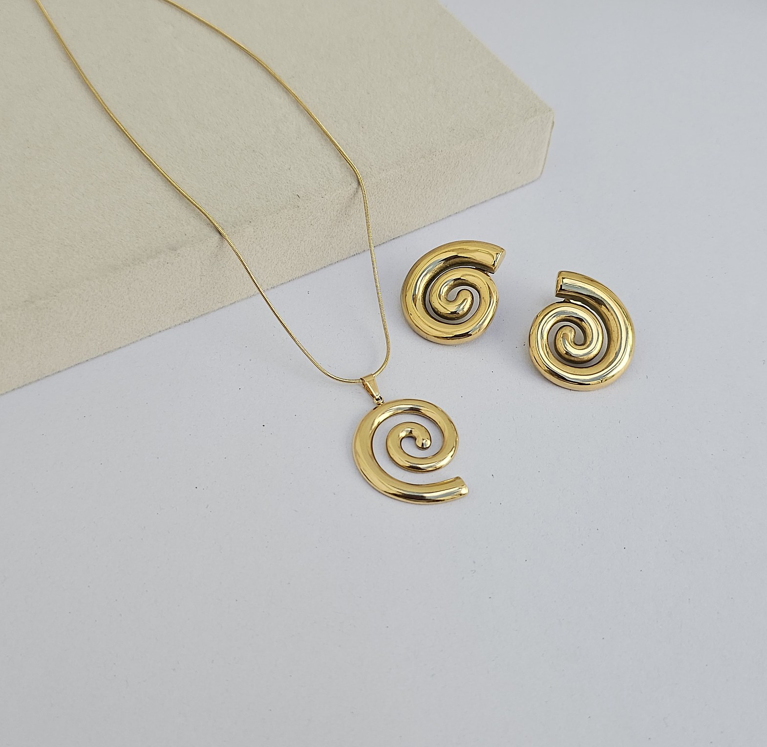 Cedis spiral set  image